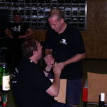 Commander überreicht spencer ein EA Lanyard