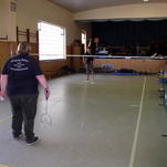 Manny und Halsband im Badminton-Turnier