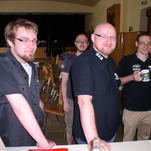 Intimidator und Greeny machen an der Theke weiter