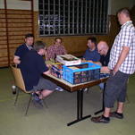 Die Brettspiele werden ausgepackt