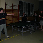 einige spielen Tischtennis