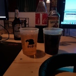 Bei dem Becher ist der Inhalt fast egal