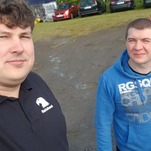 Beast und Halsband warten auf den Einlass